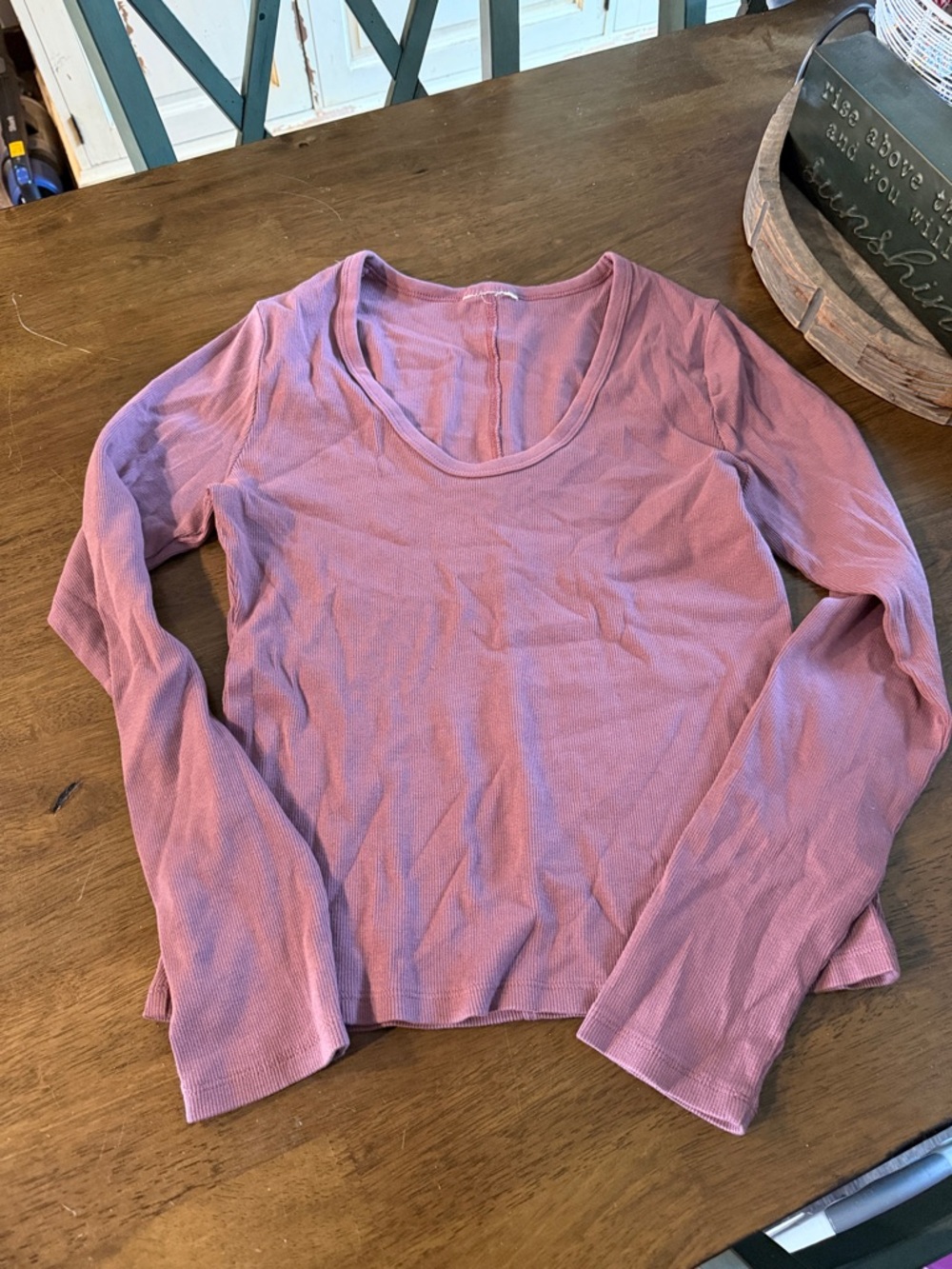 Super cute scoop neck top!